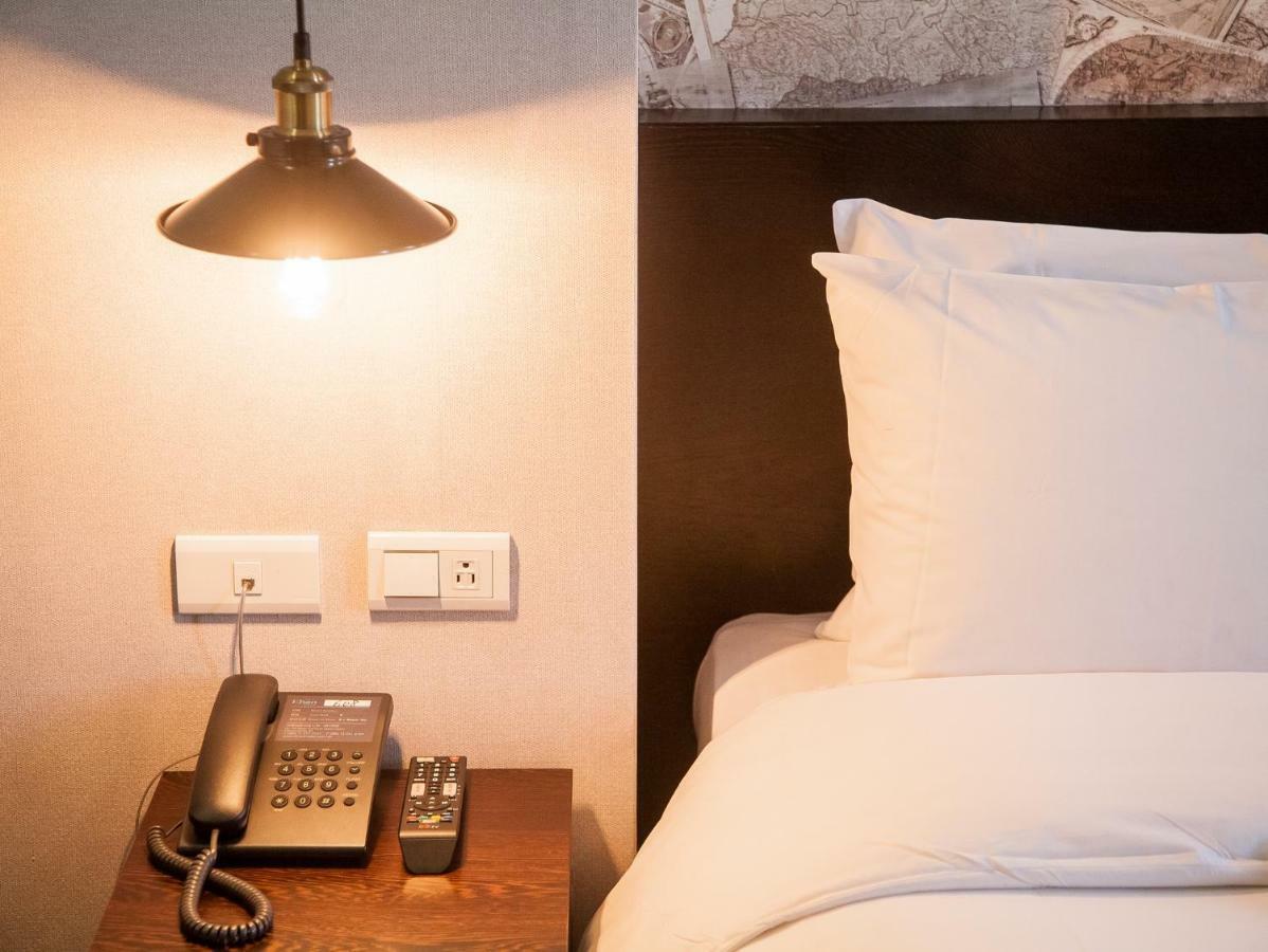 Khan Hotel Kaohsiung Bagian luar foto